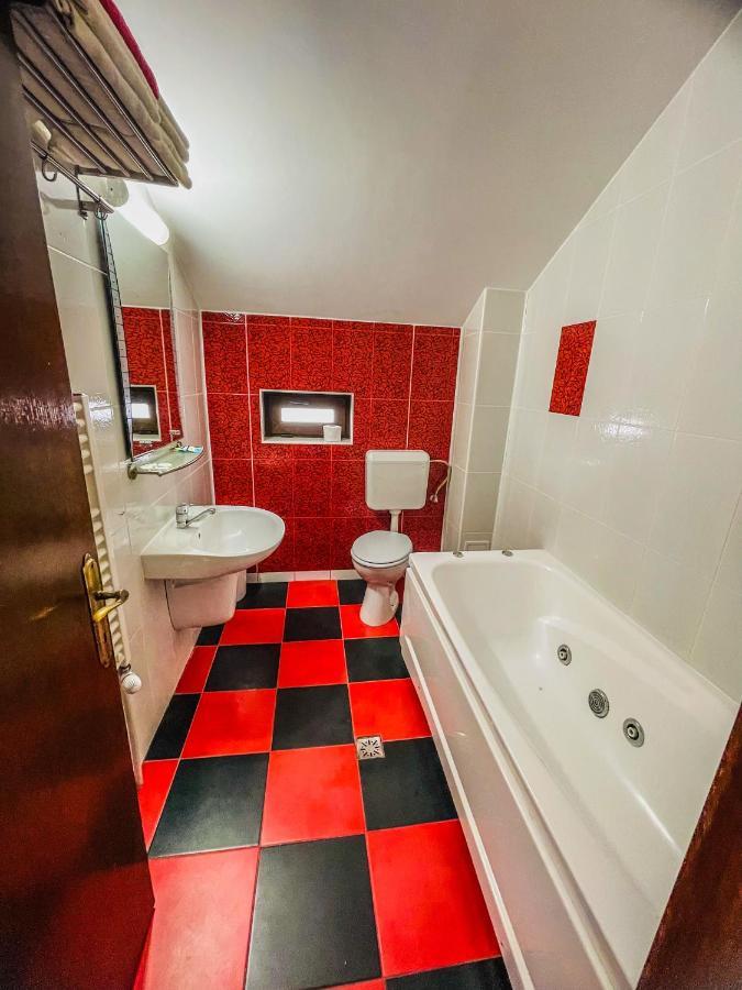 Vila Orange Hotell Năvodari Exteriör bild